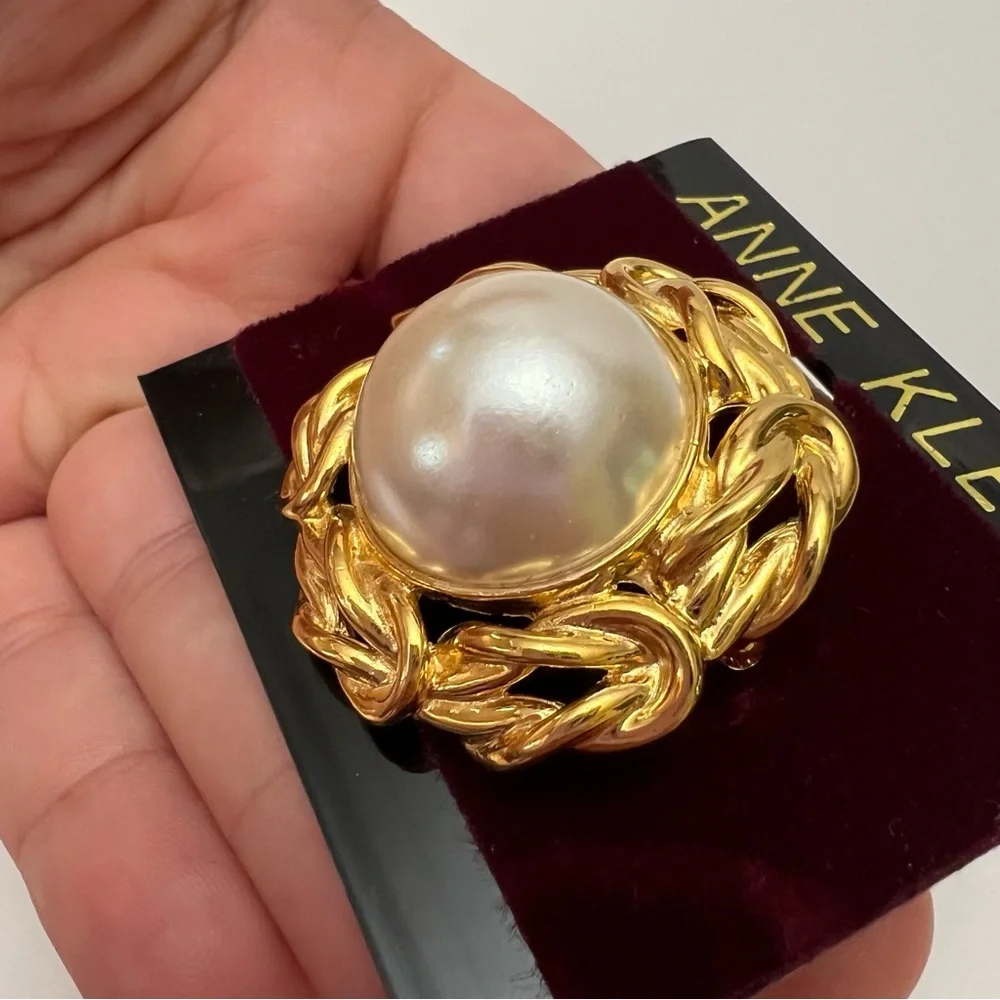 Vintage Anne Klein Signed Faux Pearl Cabochon Goldtone Knot Round Brooch Pin